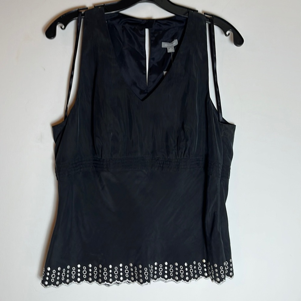 NWT Ann Taylor Sleeveless Blouse Size 12 Black Embroidered Scallop Hem S…